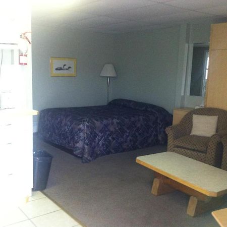 Raccoon Lodge Motel Sylvan Lake Oda fotoğraf