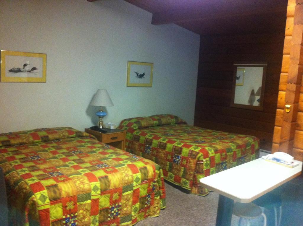 Raccoon Lodge Motel Sylvan Lake Oda fotoğraf