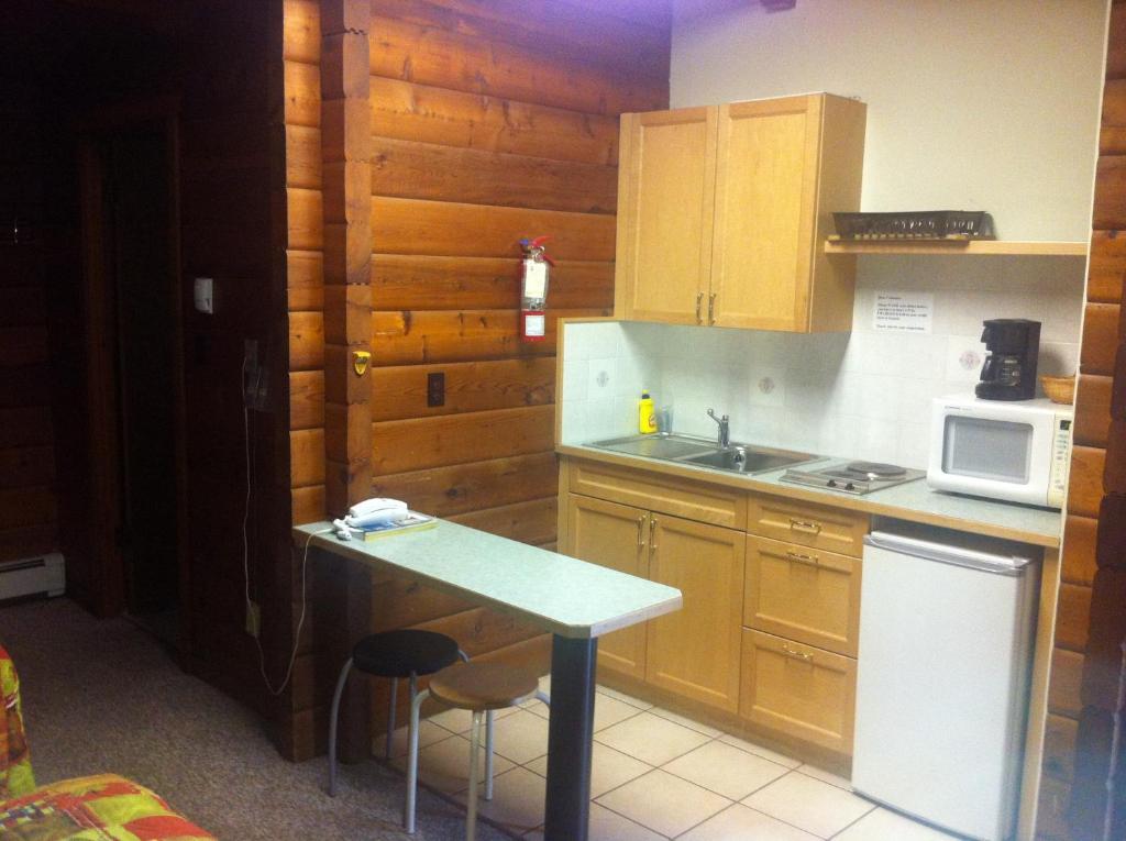Raccoon Lodge Motel Sylvan Lake Oda fotoğraf