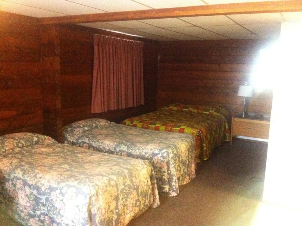Raccoon Lodge Motel Sylvan Lake Oda fotoğraf