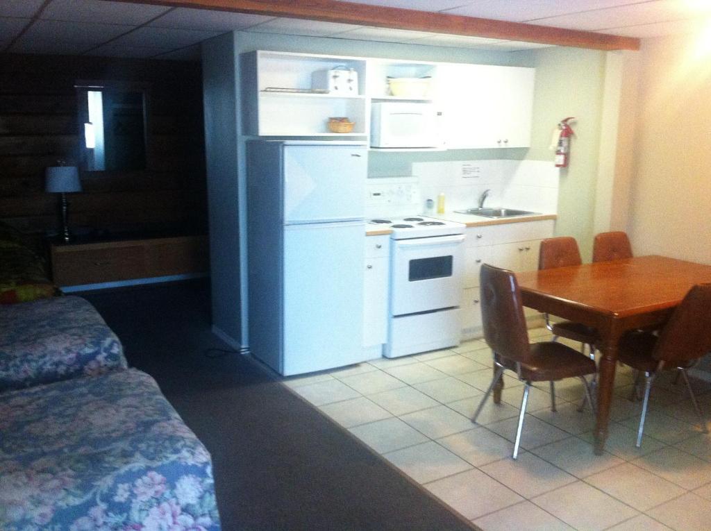 Raccoon Lodge Motel Sylvan Lake Oda fotoğraf
