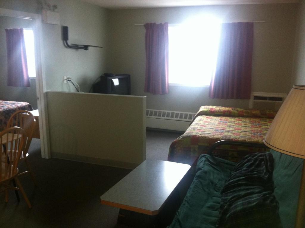 Raccoon Lodge Motel Sylvan Lake Oda fotoğraf
